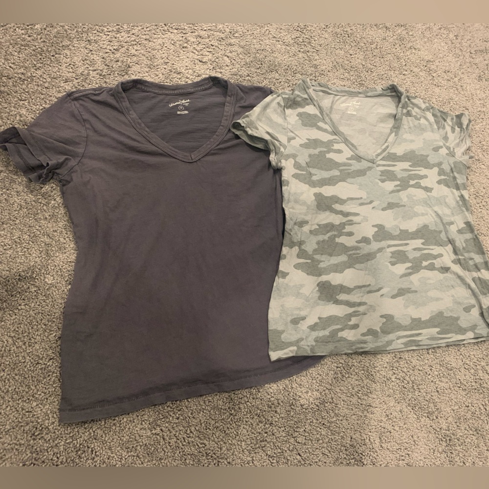 Vneck tshirt bundle. Size medium.